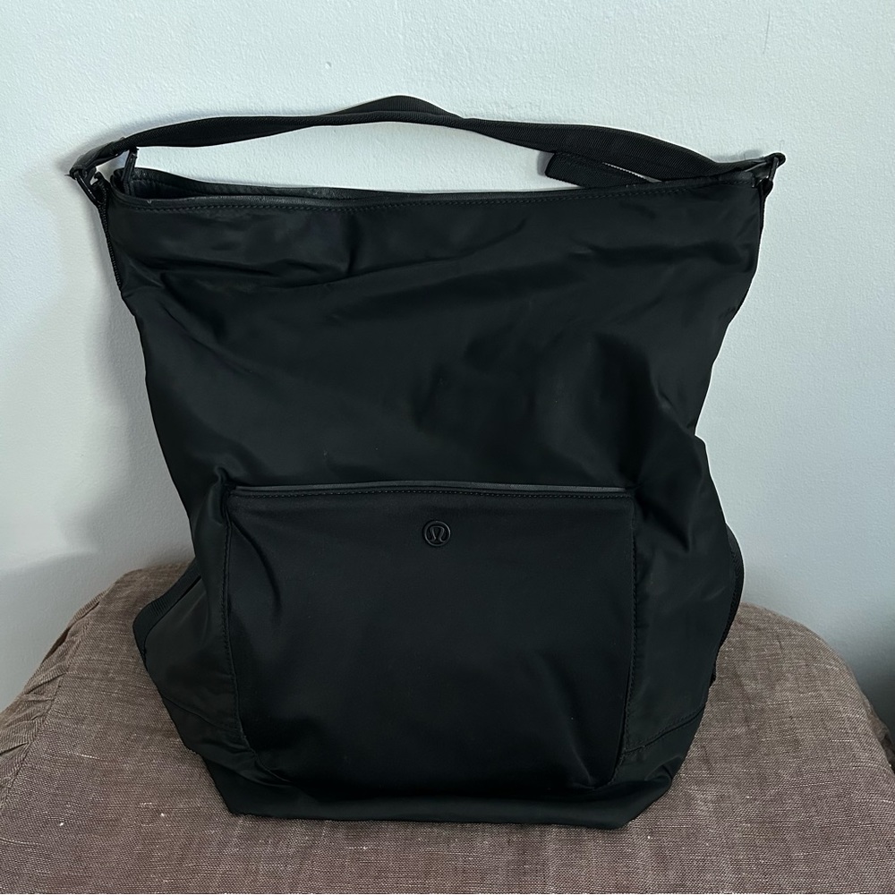 Lululemon bucket style bag